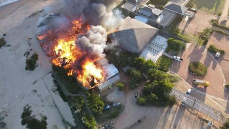 Devastador incendio en Punta del Este. Foto: NA