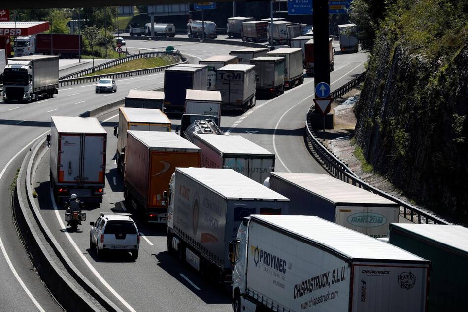 Vehículos pesados en una carretera del norte de España. Foto: EFE.