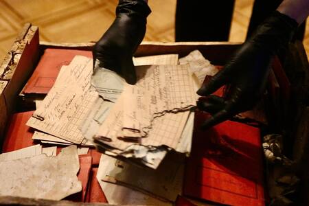 Descubren centenares de pasaportes y fichas de afiliados al partido nazi de la Argentina.