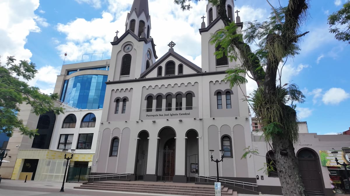 Fachada de la Catedral de Posadas ubicada frente a la Plaza 9 de Julio, en el centro de la capital de Misiones.