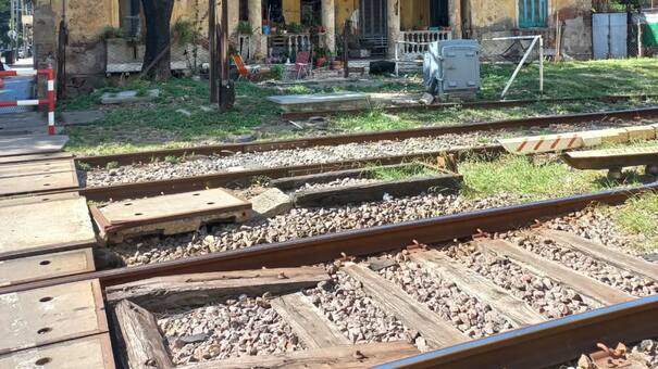 Tiene 150 años y el tren Sarmiento la atraviesa todos los días: la pintoresca casa de Flores detenida en el tiempo