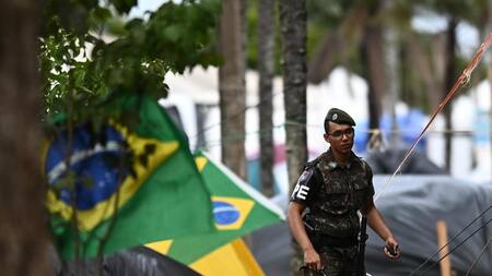 Al menos 1.200 bolsonaristas son detenidos en campamento frente al Ejército. EFE