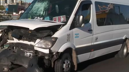 Accidente de combi en la autopista 25 de mayo. Foto: NA.