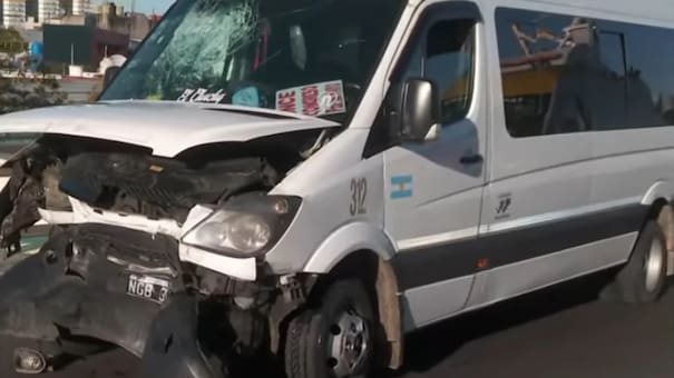 Una combi chocó contra el guardarrail en la Autopista 25 de mayo y dejó 19 heridos