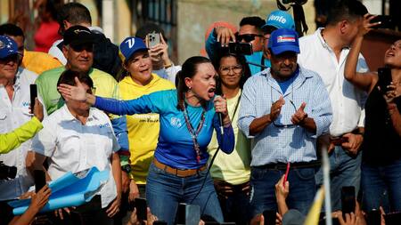 Los fanáticos del partido Vente Venezuela escuchan a Corina Machado. Foto: Reuters