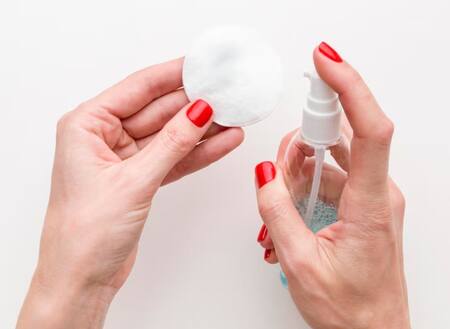 Agua micelar. Fuente: Freepik