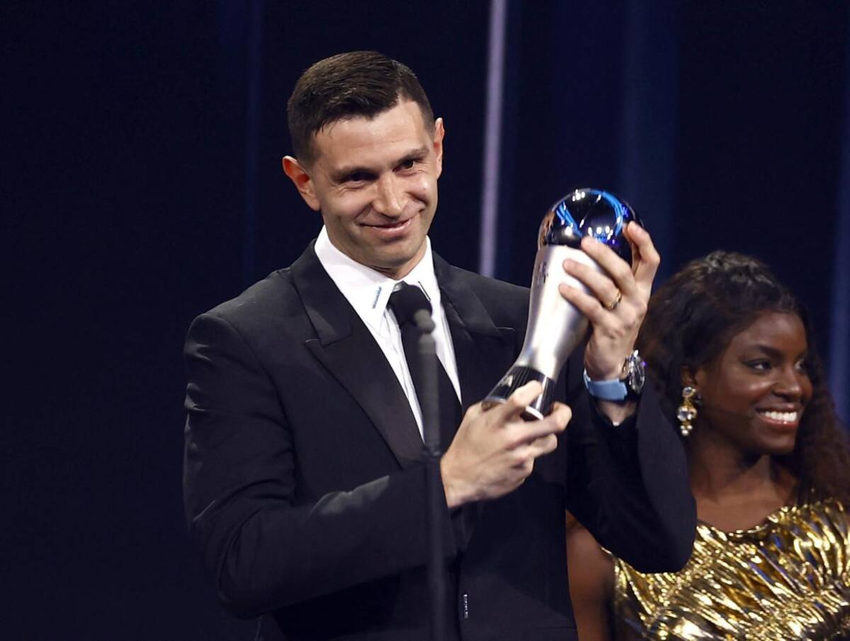 "Dibu" Martínez, elegido mejor arquero del año; Premios The Best. Foto: Reuters.