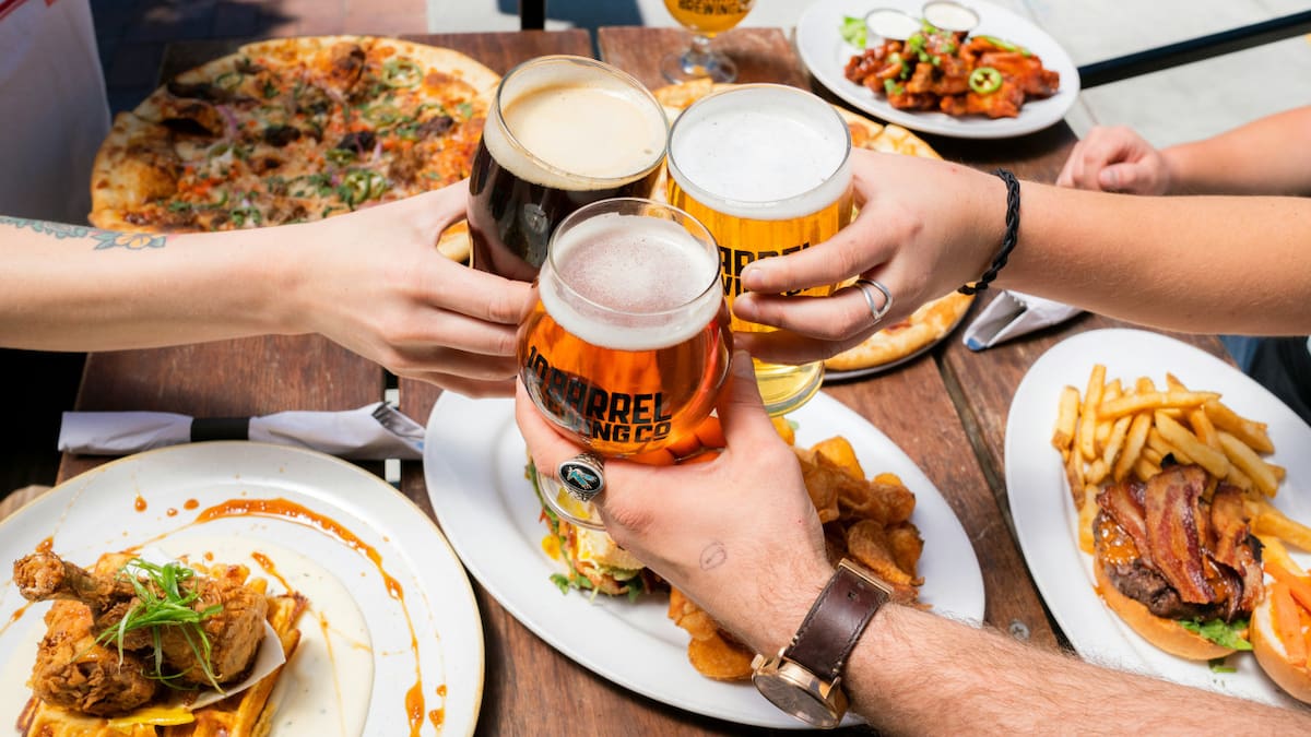 Un mal trago: cuáles son los alimentos que jamás deben mezclarse con cerveza y vino