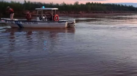 Rastrillaje en el Río Paraná en búsqueda del guía de pesca y su hijo.