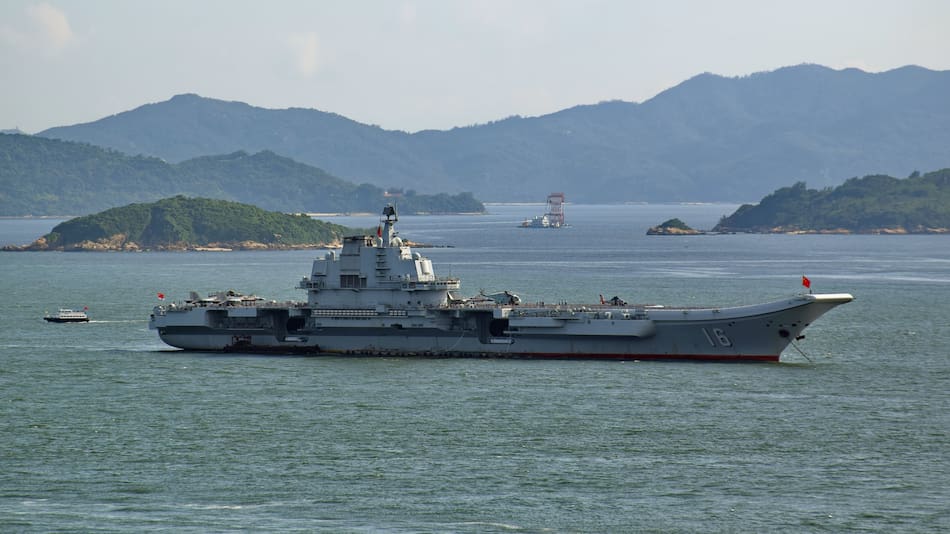 El portaaviones Liaoning de China.