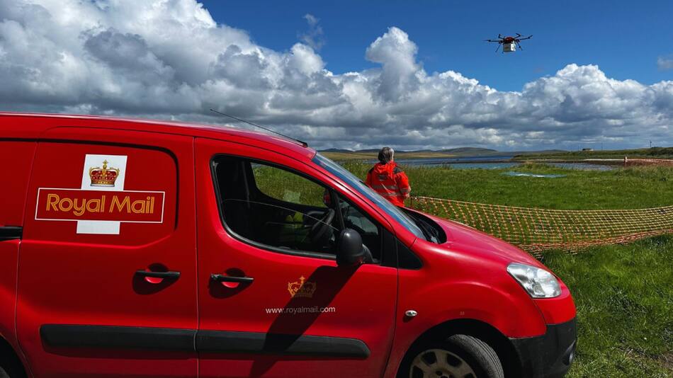 Reino Unido comenzó a entregar correo a través de drones. Foto: Twitter RoyalMail.