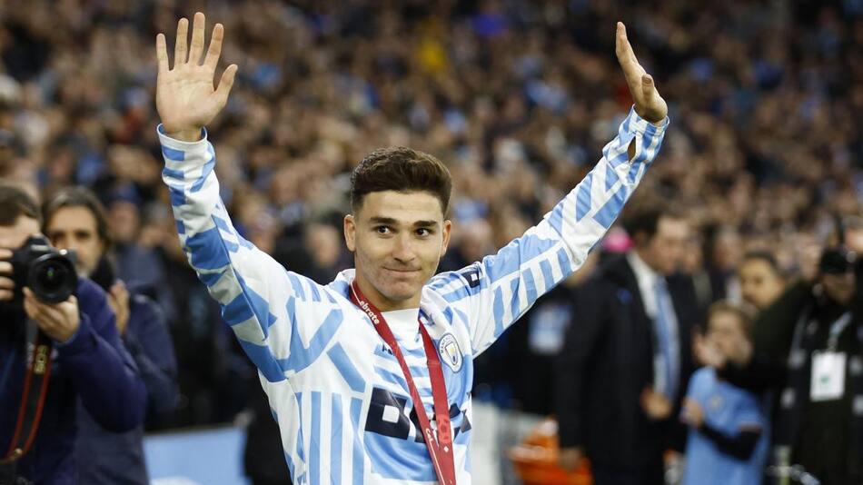 Julián Álvarez con la medalla de Campeón del Mundo 2. Foto: Reuters.