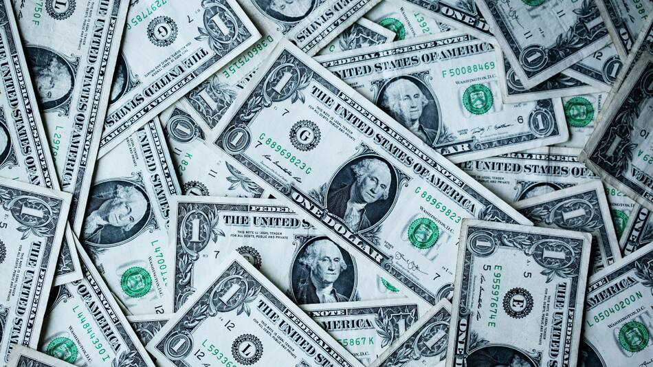 Dólar. Foto: Unsplash.