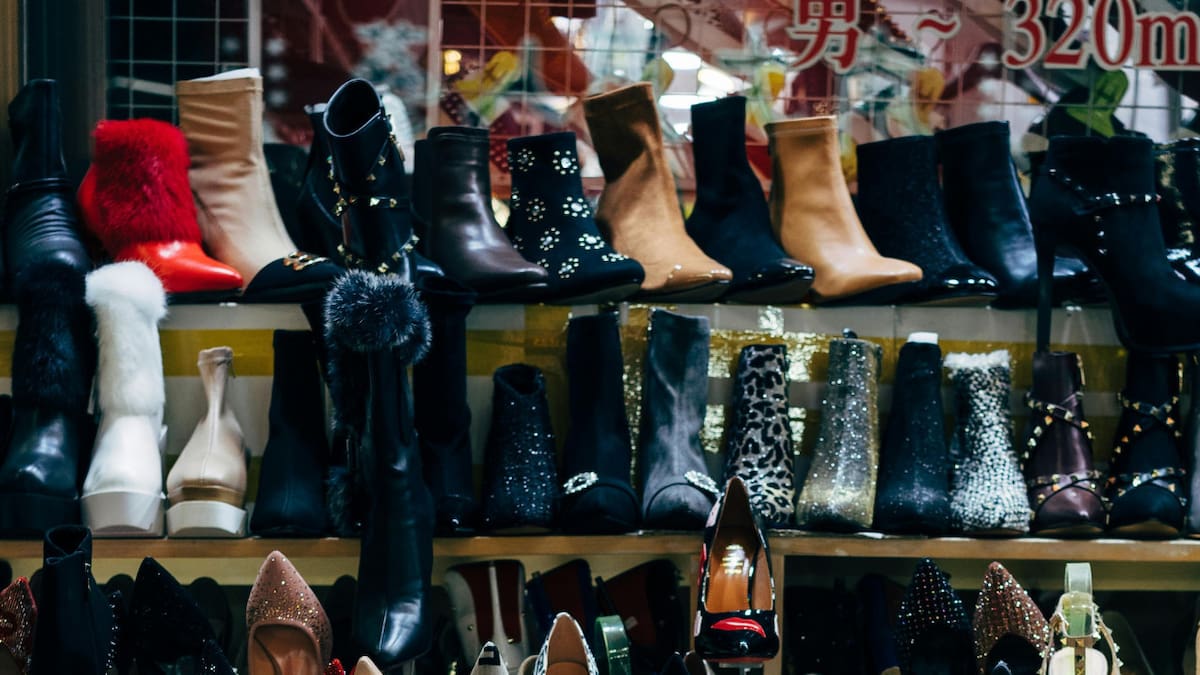 Botas, zapatos, calzado, zapatería. Foto: Pexels.