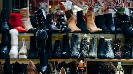 Cierra un icónico local de calzado e indumentaria de una reconocida artista: dónde aprovechar los productos en liquidación