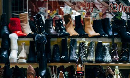 Botas, zapatos, calzado, zapatería. Foto: Pexels.