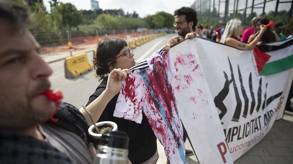 Partido Israel vs. Argentina suspendido - Protestas - Camisetas con sangre