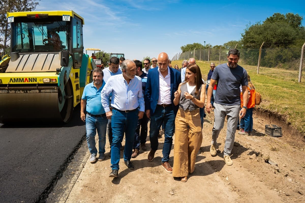 La iniciativa se desarrolló en una colectora de la autopista Córdoba–Carlos Paz, con la participación de especialistas de la UTN. El proyecto busca comparar la resistencia y durabilidad del nuevo pavimento frente al asfalto convencional y evaluar su aplicación.