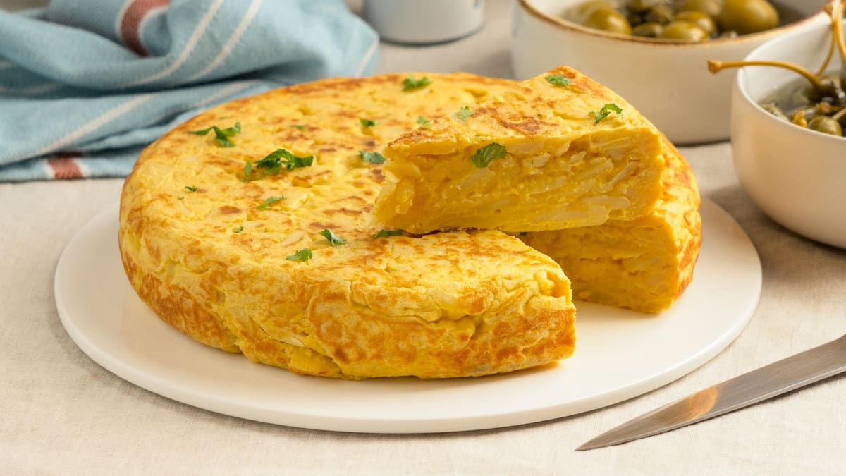 Moni, la abuela cocinera: “Para hacer una tortilla española se necesita una cebolla, 900 gr de papas y 8 huevos”