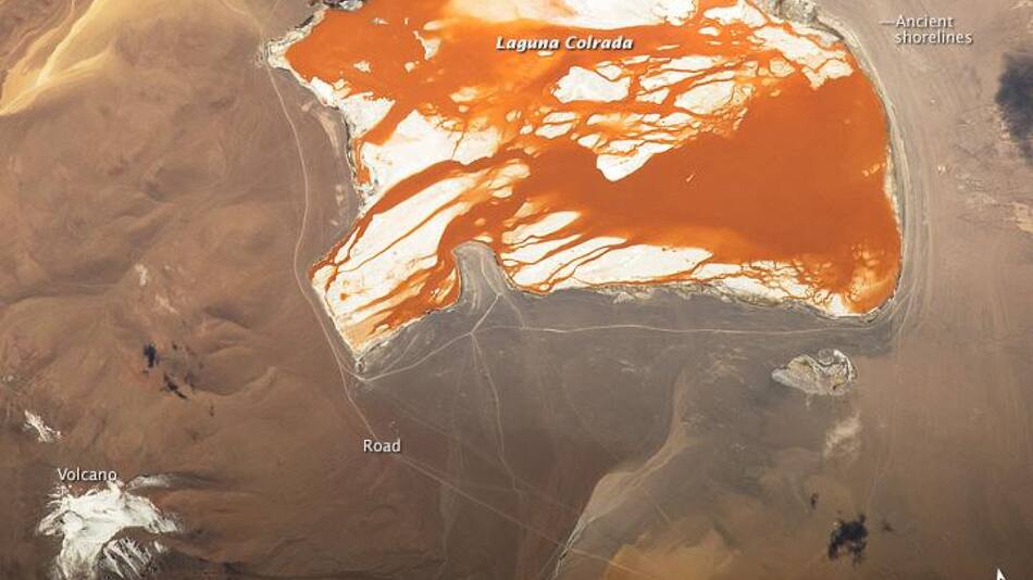 Las aguas de color marrón rojizo en el delta del río Betsiboka, en Madagascar. Foto: NASA