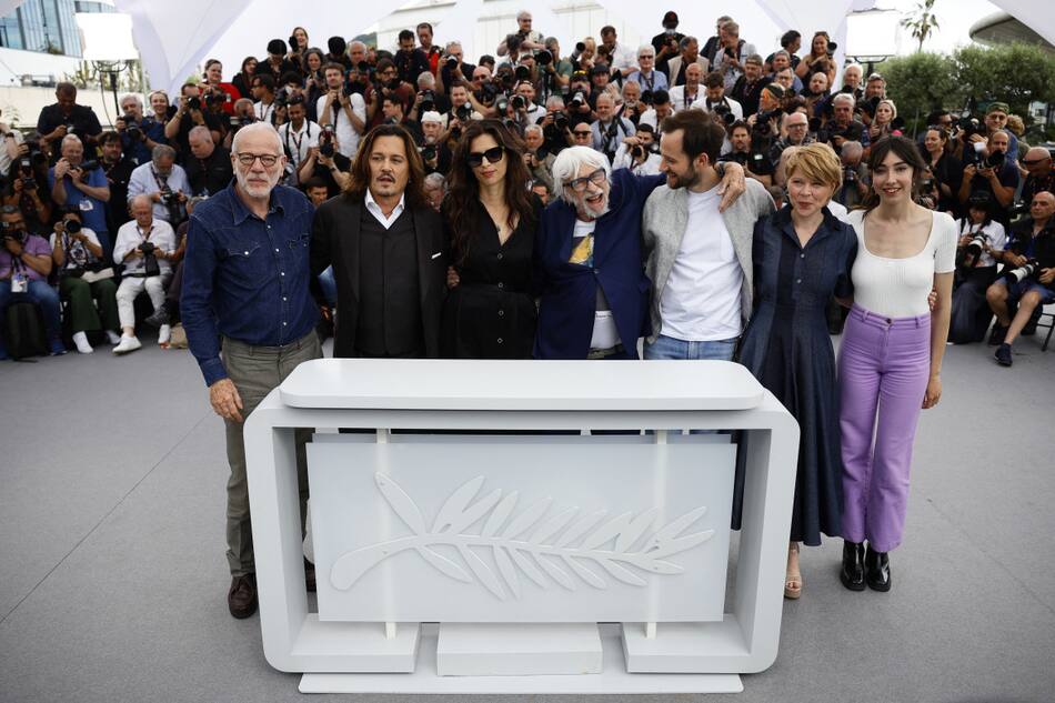 Johnny Deep junto al elenco de la película