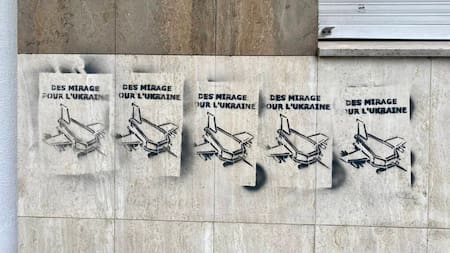 Pintadas contra Macron en París. Foto: NA