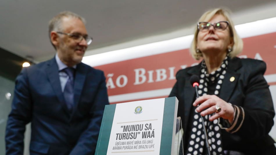 Publicación de la Constitución de Brasil en lengua indígena. Foto: EFE.