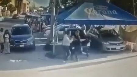 Hombre apuñaló a violador de su hija luego de esperarlo en plena calle en México, foto Twitter