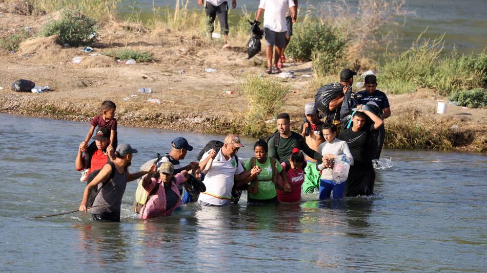 Migrantes en la frontera con Texas. Foto: EFE