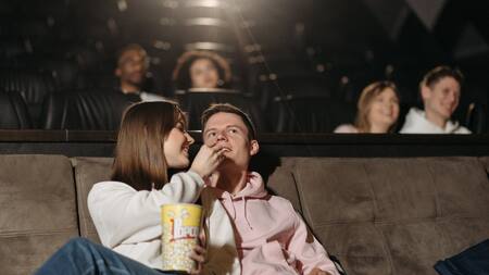 Pareja en el cine. Foto: Pexels