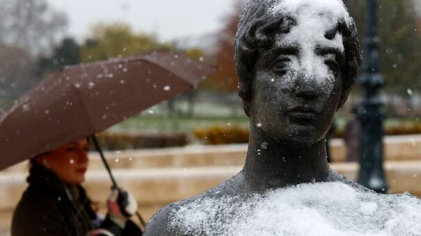Francia: un fuerte temporal de vientos y nieve tiñó de blanco París y la Torre Eiffel