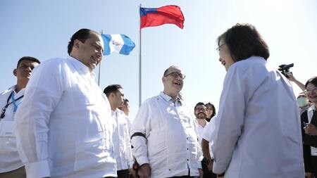 Tsai Ing-Wen, presidenta de Taiwán con presidente de Guatemala. Foto: EFE.