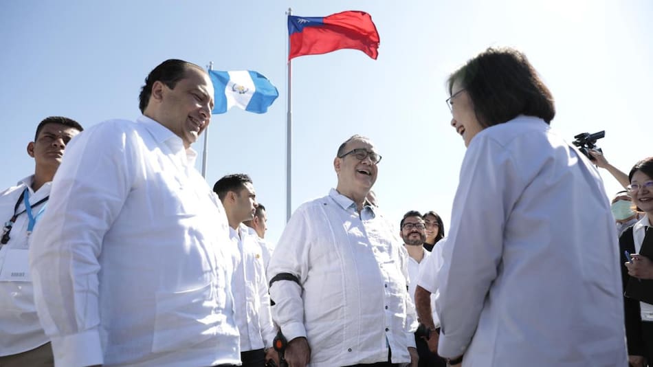 Tsai Ing-Wen, presidenta de Taiwán con presidente de Guatemala. Foto: EFE.