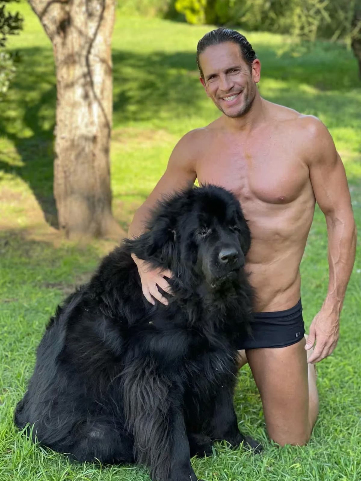 Diego Ramos junto a su perro. Foto: Instagram.