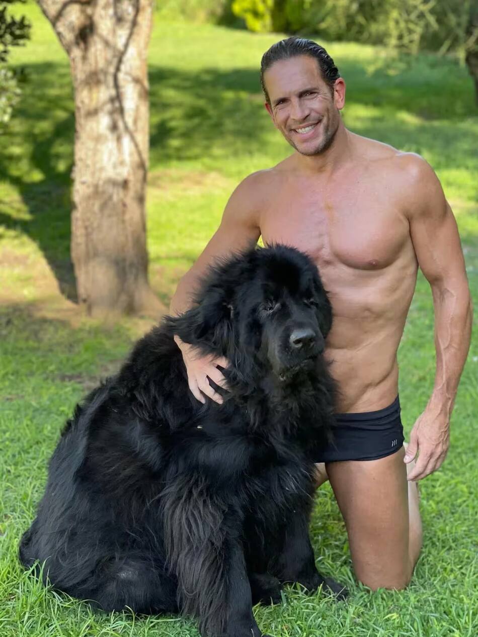 Diego Ramos junto a su perro. Foto: Instagram.