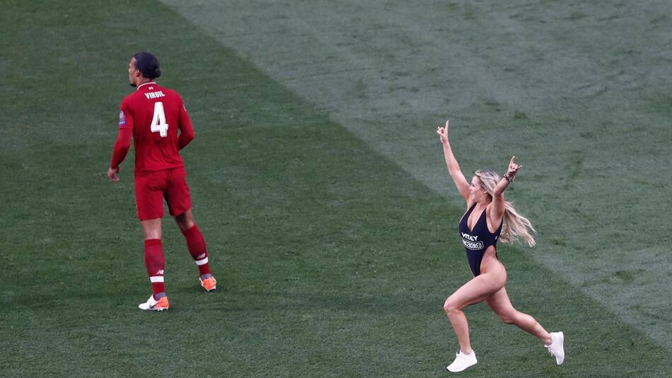 Mujer semidesnuda entró a la final de la Champions League (Reuters)