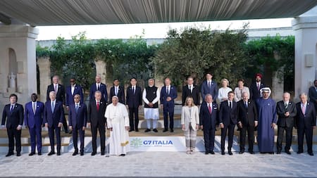 Milei y el papa Francisco en la foto oficial de la Cumbre del G7. Foto: Reuters