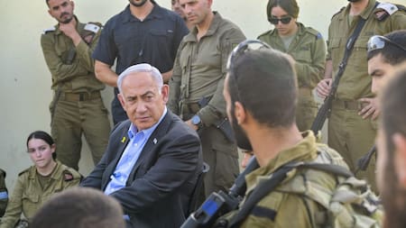 Benjamin Netanyahu junto a soldados israelíes. Foto: EFE.