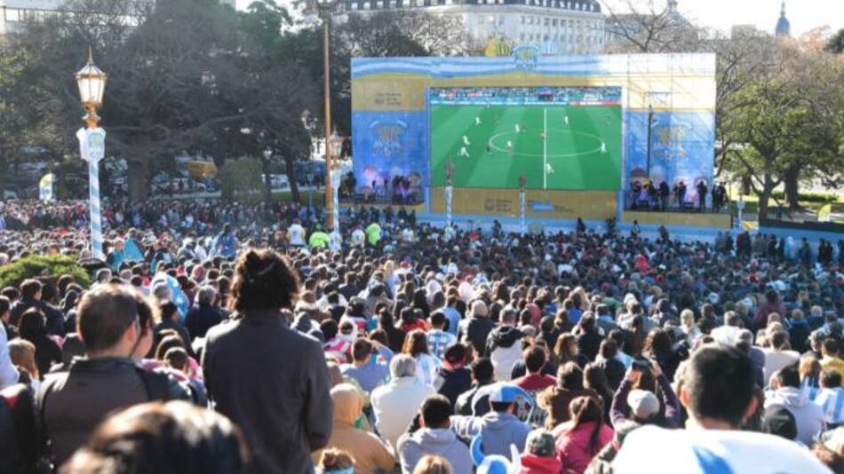 Proyección para ver el final de Qatar 2022. Foto: NA.
