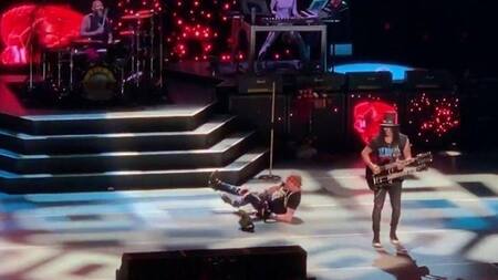 La fuerte caída de Axl Rose en pleno show