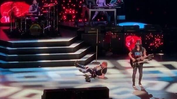 La fuerte caída de Axl Rose en pleno show