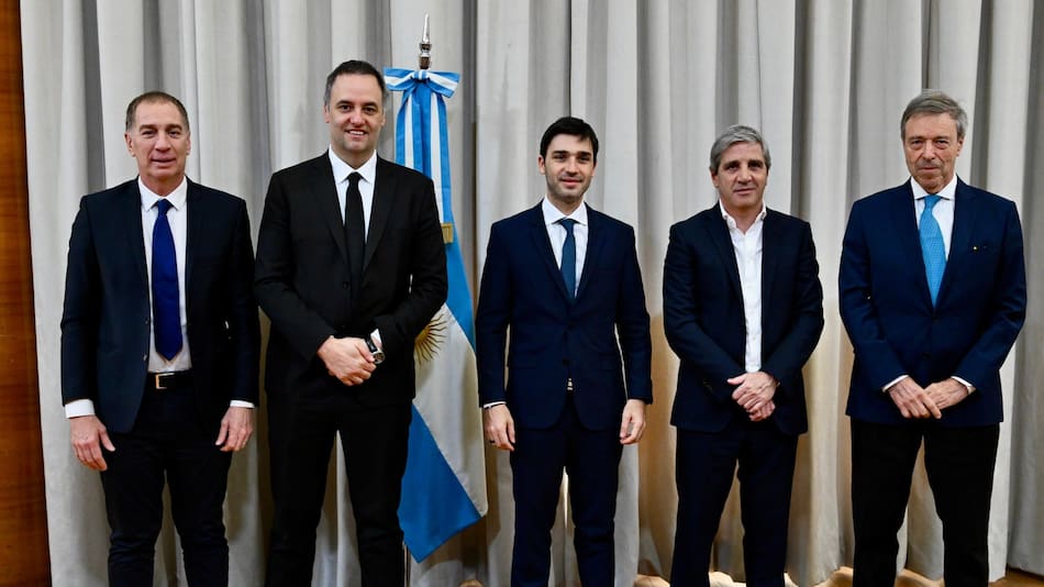 El gobernador de Chubut, Ignacio Torres, junto a Diego Santilli, Manuel Adorni y Luis Caputo.