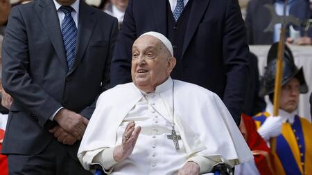El papa Francisco saluda a los fieles al final de la misa del Domingo de Ramos en la Plaza de San Pedro del Vaticano, el 13 de abril de 2025. (Papa) EFE/EPA/FABIO FRUSTACI