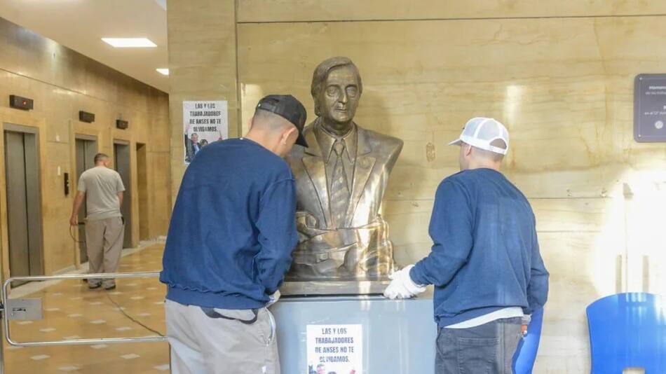Retiro del busto de Néstor Kirchner de la sede de ANSES. Foto: NA.