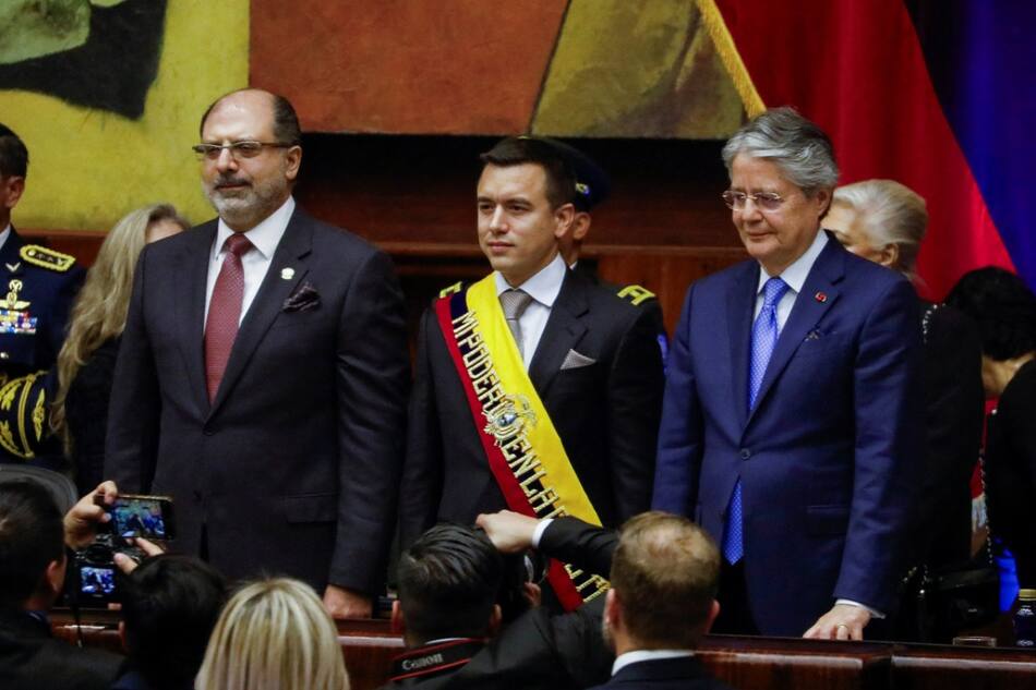 El acto de la asunción de Daniel Noboa junto a Guillermo Lasso. Foto: Reuters.