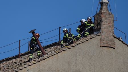 Colocación de la chimenea en el Vaticano. Foto: REUTERS/Stoyan Nenov