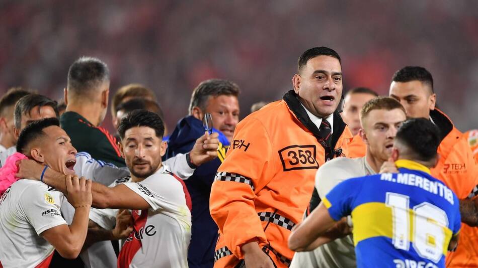 Los disturbios entre los jugadores de River y Boca. Foto: Télam.