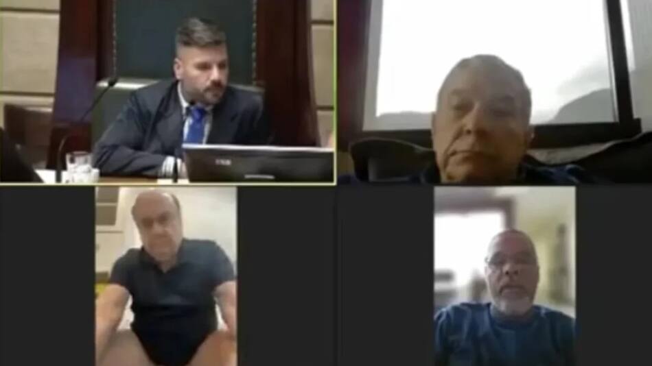 El concejal sentado en el inodoro. Foto: NA