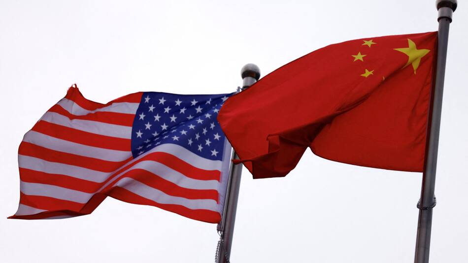 Bandera de Estados Unidos; bandera de China. Foto: Reuters.