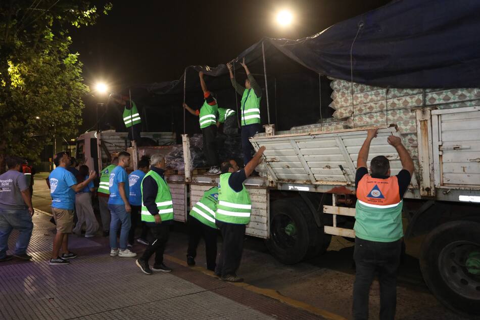 Ayuda del municipio y los vecinos de La Matanza para los afectados por el temporal en Bahía Blanca. Foto: Prensa.